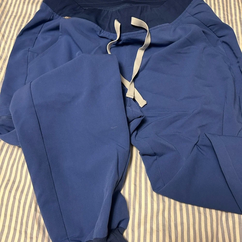 Figs blue set of jogger scrubs - Picture 6 of 6